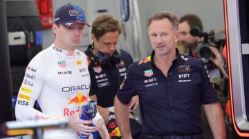 El director de Red Bull, Christian Horner, conversando con Max Verstappen durante el Gran Premio de Arabia Saudita que se llevó a cabo este fin de semana.