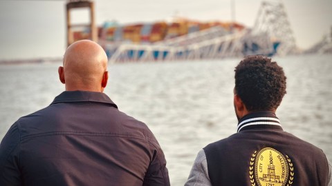 Organización exige que familias de víctimas en Baltimore reciban trato justo, mientras autoridades pausan búsqueda de cuerpos