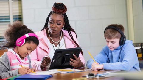 Los promotores aseguran que la medida permitirá proteger la salud mental de los niños y adolescentes.