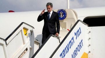 El secretario de Estado Antony Blinken llegando a Israel.