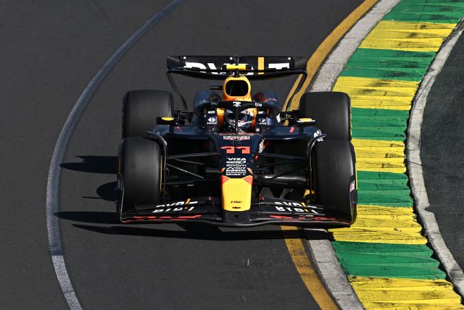 Sergio "Checo" Pérez tuvo problemas para superar a los dos pilotos de Ferrari durante la carrera que se llevó a cabo en Australia en la madrugada de este domingo.