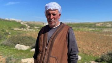 El agricultor palestino Fares Samamreh dice que él y su familia abandonaron su granja después de ser atacados por colonos israelíes.