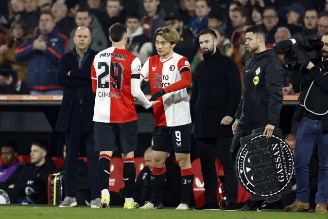A pesar de que el mexicano Santiago Giménez tiene contrato con el Feyenoord hasta el 2027 se viene especulando con una posible salida de cara a la próxima campaña.
