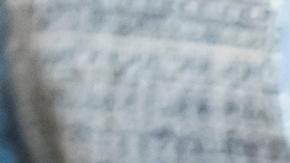 La madre de Shani Louk, israelí-alemana asesinada en el Festival Nova durante los ataques terroristas del 7 de octubre, muestra su foto en una imagen de archivo.