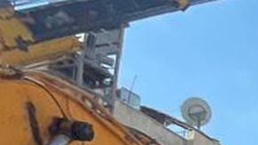 Una máquina pesada retira los escombros de un edificio destruido tras un ataque aéreo de Israel en Damasco, Siria.