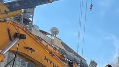 Una máquina pesada retira los escombros de un edificio destruido tras un ataque aéreo de Israel en Damasco, Siria.