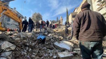 Una máquina pesada retira los escombros de un edificio destruido tras un ataque aéreo de Israel en Damasco, Siria.