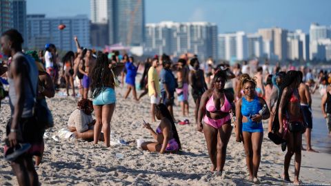 "Spring breakers" copan las costas de South Beach, en Miami Beach.