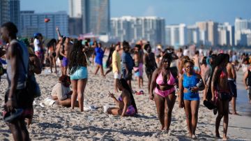 "Spring breakers" copan las costas de South Beach, en Miami Beach.