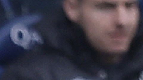 Kylian Mbappé preparándose para ingresar al terreno de juego este domingo en el empate ante el Reims por la Ligue 1.