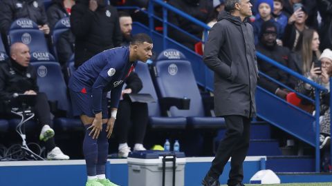 Kylian Mbappé preparándose para ingresar al terreno de juego este domingo en el empate ante el Reims por la Ligue 1.