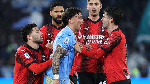 El mediocampista estadounidense del AC Milan, Christian Pulisic, discutiendo con el jugador de la Lazio, Luca Pellegrini, durante el partido del viernes.