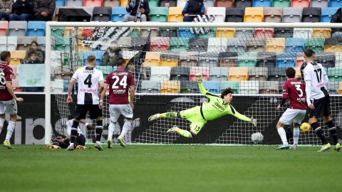 El guardameta mexicano Guillermo "Memo" Ochoa no pudo evitar el golazo de chilena de Hassane Kamara para el Udinese.