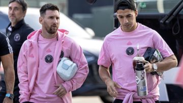 Fort Lauderdale (United States), 13/03/2024.- Inter Miami forwards Lionel Messi (L) and Luis Suarez arrive to the stadium before the CONCACAF Champions Cup soccer match between Inter Miami CF and Nashville SC in Fort Lauderdale, Florida, USA, 13 March 2024. EFE/EPA/CRISTOBAL HERRERA-ULASHKEVICH