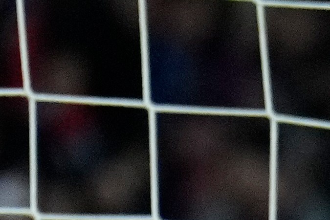 Sergi Roberto celebrando después de que Robert Lewandowski anotara el tercer gol que selló la victoria del FC Barcelona.