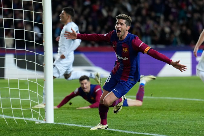 Sergi Roberto celebrando después de que Robert Lewandowski anotara el tercer gol que selló la victoria del FC Barcelona.