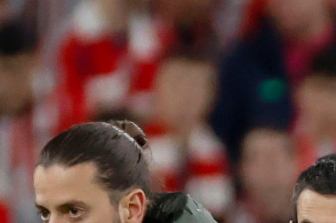 El mediocampista neerlandés del FC Barcelona, Frenkie de Jong, tuvo que retirarse lesionado durante el partido ante el Athletic Club con una molestia en un tobillo.