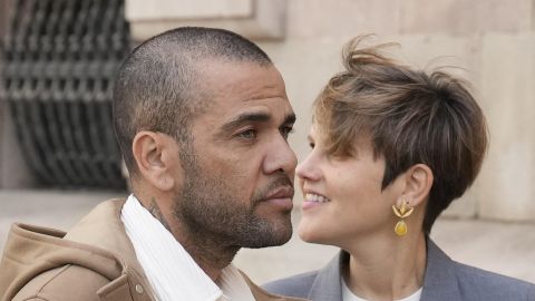 GRAFCAT2028. BARCELONA, 28/03/2024.- El futbolista Dani Alves, en libertad provisional desde el pasado lunes, junto a su abogada Inés Guardiola, a su salida de la Audiencia de Barcelona donde se ha presentado ante la secretaría de la sección 21 de la Audiencia de Barcelona, en la primera de las comparecencias semanales que le impuso el tribunal al fijar una fianza de un millón de euros para permitirle salir de la prisión. EFE/Enric Fontcuberta