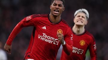 Manchester (United Kingdom), 17/03/2024.- Marcus Rashford of Manchester United (L) celebrates scoring the 3-3 goal during the FA Cup quarter-final soccer match between Manchester United and Liverpool in Manchester, Britain, 17 March 2024. (Reino Unido) EFE/EPA/ADAM VAUGHAN EDITORIAL USE ONLY. No use with unauthorized audio, video, data, fixture lists, club/league logos, 'live' services or NFTs. Online in-match use limited to 120 images, no video emulation. No use in betting, games or single club/league/player publications.