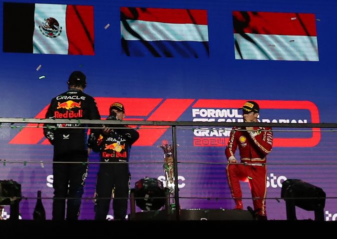 La bandera mexicana acompañada por la de Países Bajos y la de Mónaco sobre el podio del Gran Premio de Arabia Saudita, segunda prueba de la temporada 2024 de la F1.
