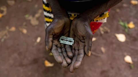 Una mujer de Mombasa, Kenia, conocida como una "mutiladora" , muestra la hojilla de afeitar que usa en los genitales de niñas.