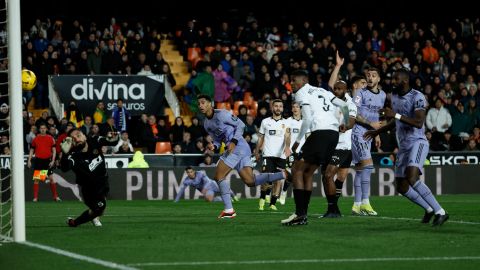 El momento del gol anotado por Jude Bellingham en el décimo minuto del tiempo agregado pero que fue anulado por el árbitro principal Gil Manzano.