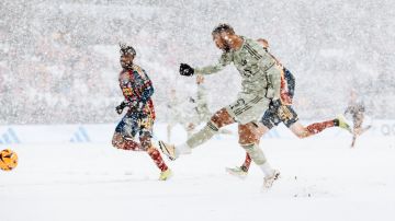 Denis Bouanga, delantero del LAFC, realiza un tiro sobre la espesa nieve en Salt Lake City.