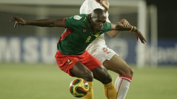 Tunisia's Yasin Chikhaoui, behind, challenges Cameroon's Geremi Njitap during their African Cup of Nations quarter-final soccer match in Tamale, Ghana, Monday Feb.4, 2008. (AP Photo/Alastair Grant)