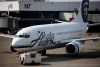Pasajeros de Alaska Airlines demandan a Boeing y a la aerolínea por 1,000 millones tras incidente con puerta