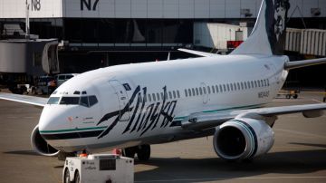 Pasajeros de Alaska Airlines demandan a Boeing y a la aerolínea por 1,000 millones tras incidente con puerta