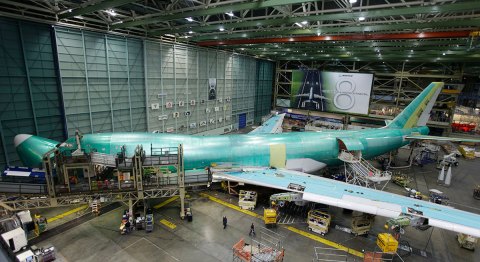 Boeing anuncia renuncia de su director ejecutivo tras serie de incidentes aéreos de seguridad