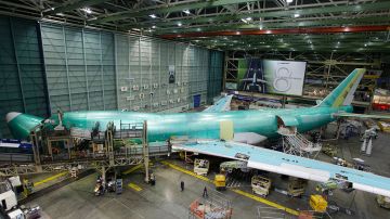 Boeing anuncia renuncia de su director ejecutivo tras serie de incidentes aéreos de seguridad