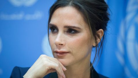 Victoria Beckham desfiló en muletas en la Semana de la Moda de París