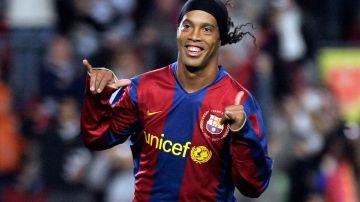 La estrella brasileña Ronaldinho jugó en el FC Barcelona desde el 2003 al 2008, tiempo en el que se ganó el cariño de la afición azulgrana.