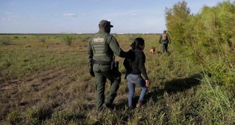 El proceso de detención de inmigrantes en la frontera es labor de la Patrulla Fronteriza.
