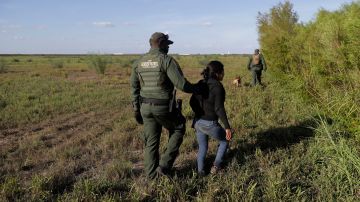 El proceso de detención de inmigrantes en la frontera es labor de la Patrulla Fronteriza.