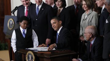 En la foto de archivo, el presidente Barack Obama se prepara a firmar el proyecto de ley de atención médica ene la Casa Blanca, el 23 de marzo de 2010.