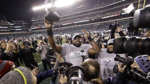 Fletcher Cox sostiene el trofeo George Halas.