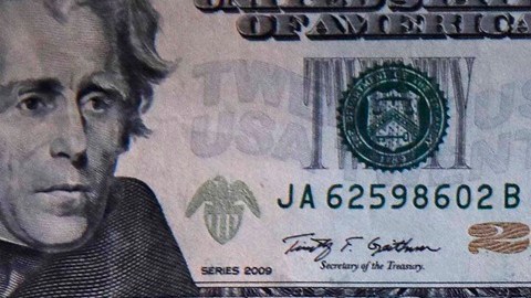 El dólar se mantiene por debajo de los $17 pesos mexicanos.