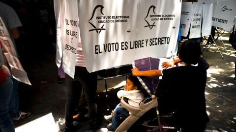 La ardua labor de rastrear muertos del padrón electoral en México 