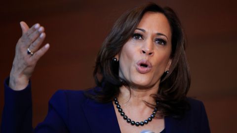 Kamala Harris visitó la escuela de Parkland donde ocurrió una de las peores masacres registradas en EE.UU. y promovió leyes de control de armas.