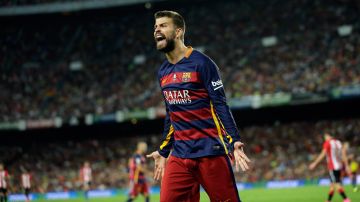 Barcelona's Gerard Pique gestures towards the linesman during a second leg Spanish Super Cup soccer match between FC Barcelona and Athletic Bilbao at the Camp Nou stadium in Barcelona, Spain, Monday, Aug.17, 2015. (AP Photo/Manu Fernandez)
