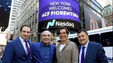 Giuseppe Barone (d) posa junto a otros directivos de la Fiorentina en el 2019.