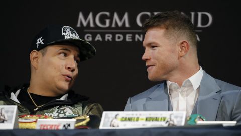 Eddy Reynoso (i) junto a Canelo Álvarez en una conferencia de prensa.