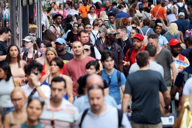 Personas caminan por Times Square en Nueva York en esta foto del 22 de agosto de 2019.