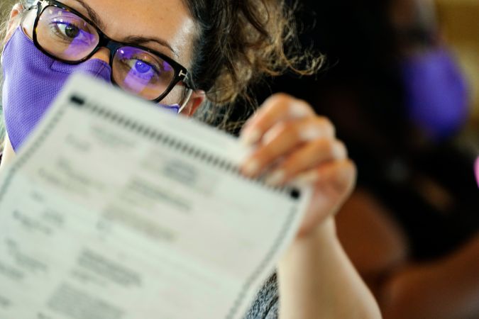 Una trabajadora electoral examina las boletas mientras continúa el conteo de votos en las elecciones generales en State Farm Arena en Atlanta, el 5 de noviembre de 2020.