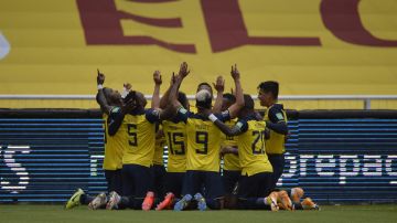 Ecuador's players celebrate after Roberto Arboleda scored his side's opening goal against Colombia during a qualifying soccer match for the FIFA World Cup Qatar 2022 in Quito, Ecuador, Tuesday, Nov. 17, 2020. (Rodrigo Buendia, Pool via AP)