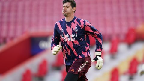 El portero del Real Madrid, Thibaut Courtois se lastimó este martes durante una sesión de entrenamiento del equipo blanco con la ausencia de los jugadores convocados a sus selecciones nacionales.