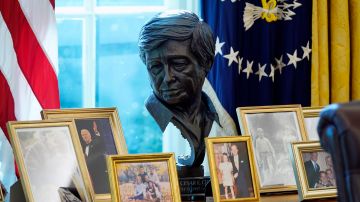 El busto de César Chávez luce en la Oficina Oval, a un lado de fotografías personales del presidente Biden.