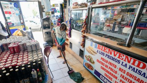 Las trabajadoras latinas obtienen menos ingresos que los hombres que desempeñan los mismo trabajos.